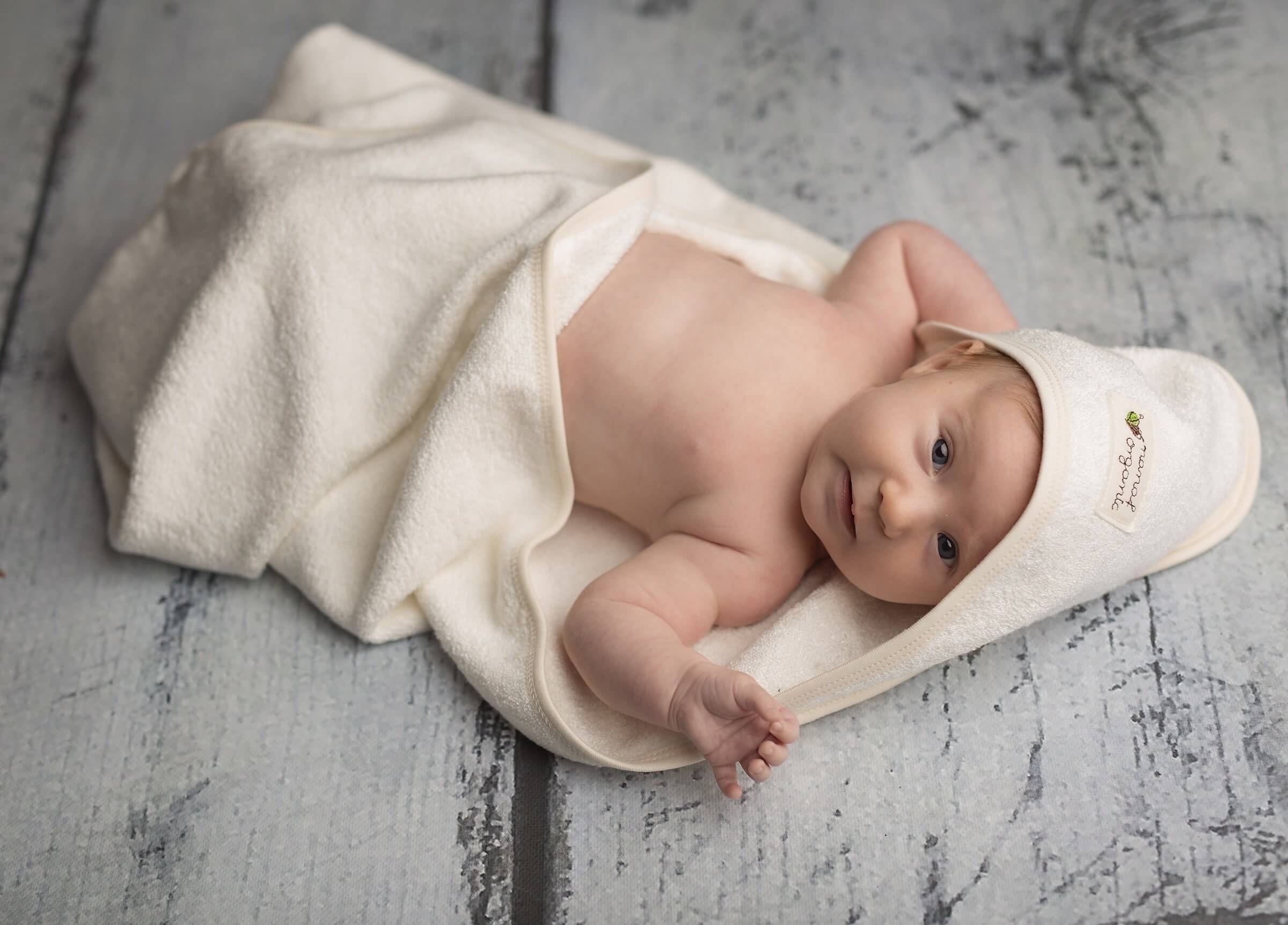 Why is it worth using a bamboo swaddle for a newborn?